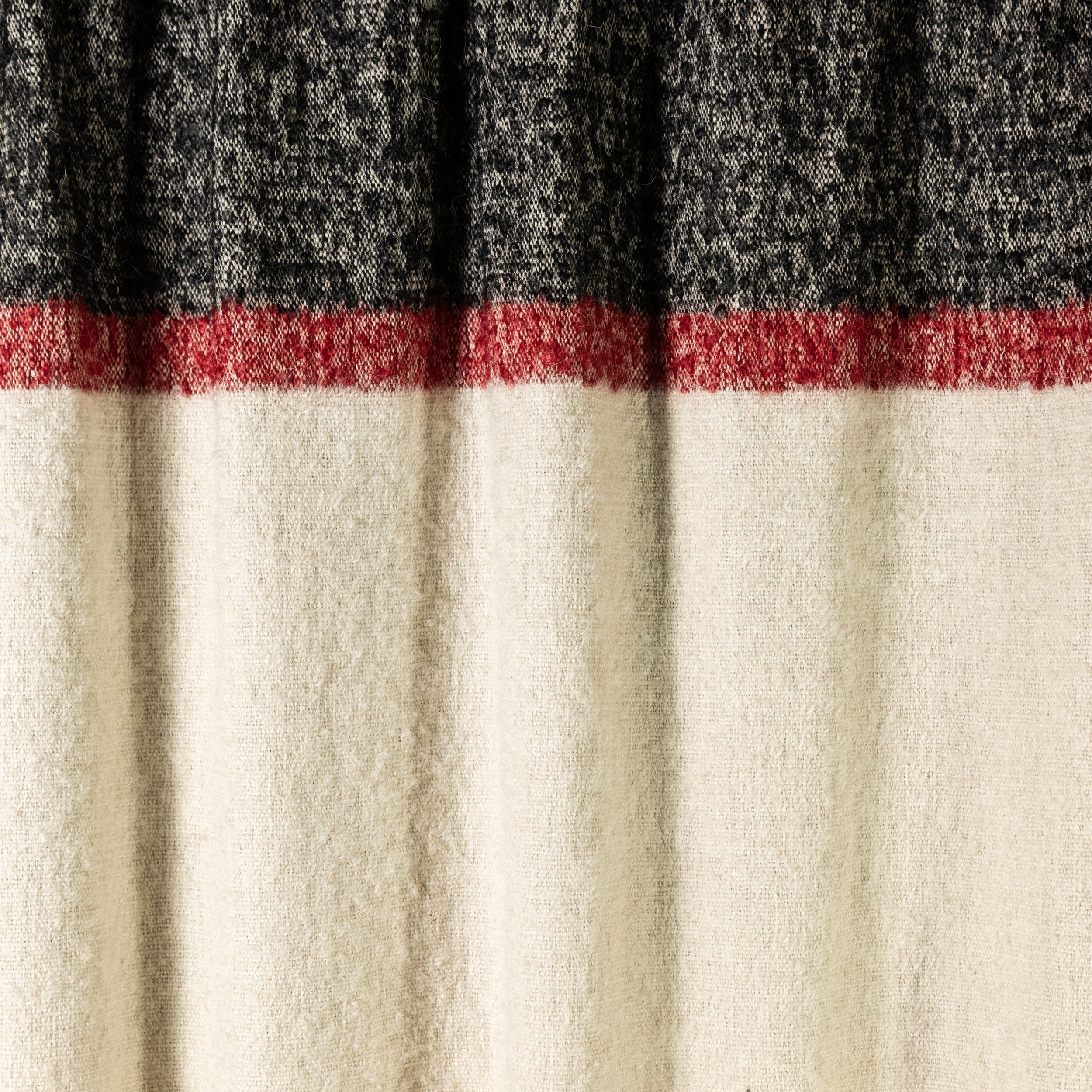 Bugiardo Throw