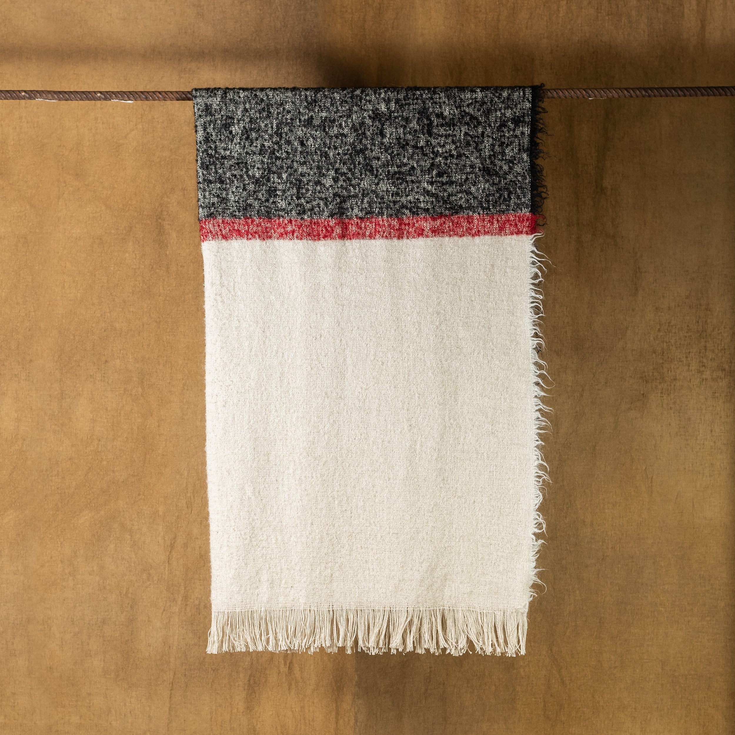 Bugiardo Throw