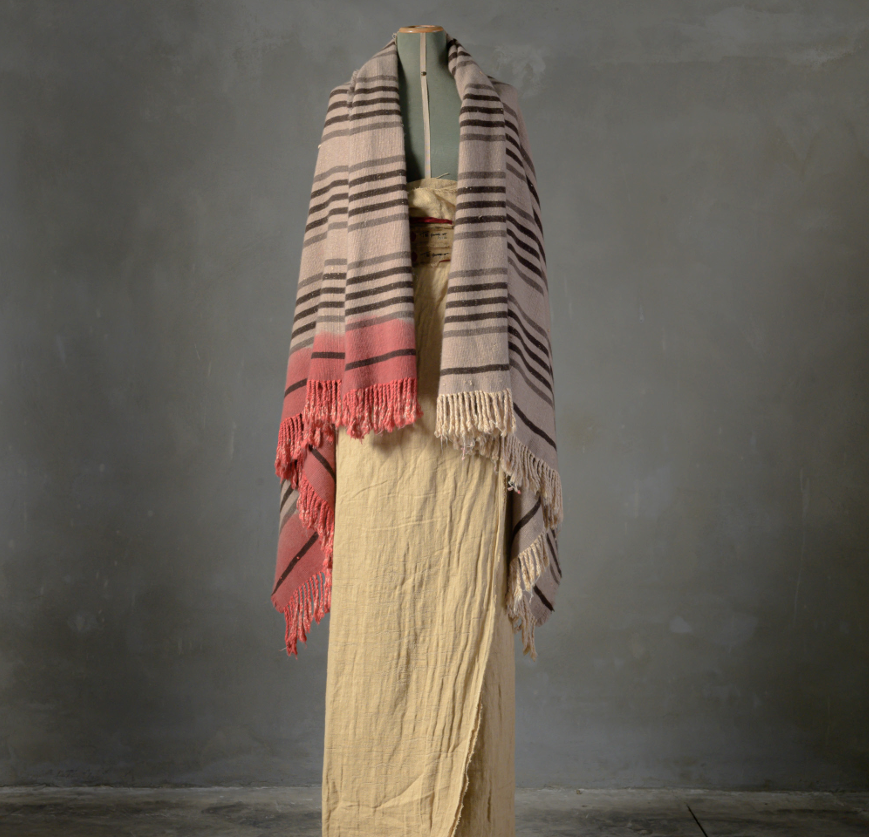 Formia Throw