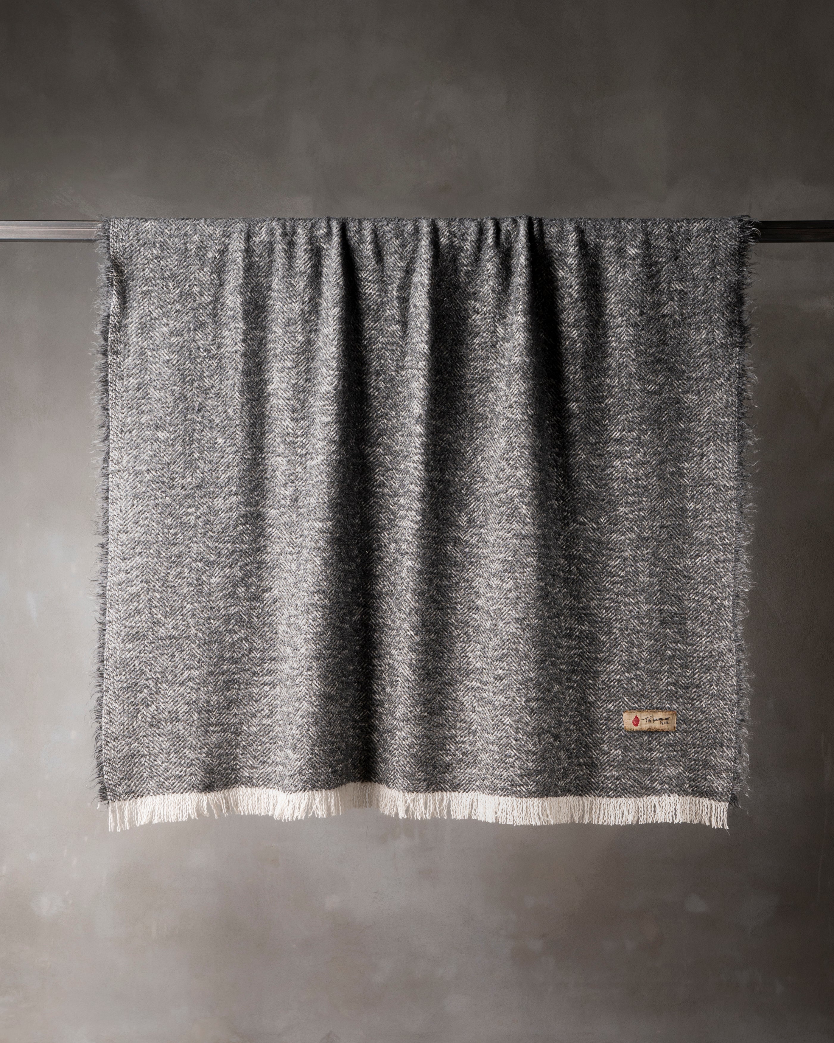 Sterlitzia Throw